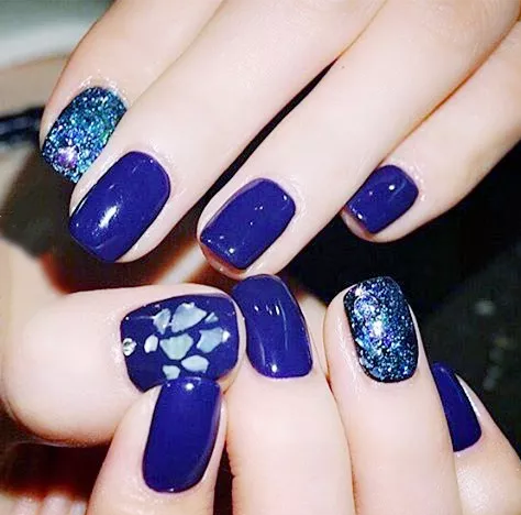 蓝色、红色、黑色、白色的美甲图片,让你秋冬美过小仙女