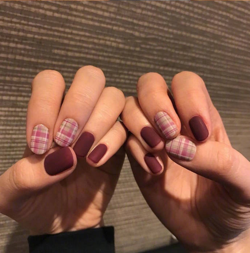 美甲图片:美甲和格子更配哦!