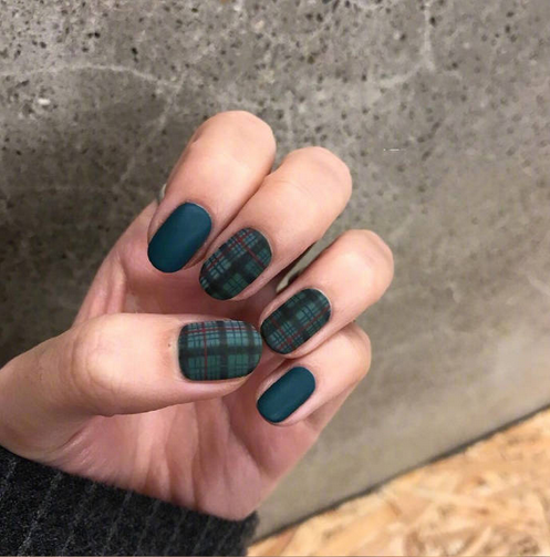 美甲图片:美甲和格子更配哦!