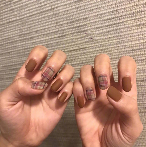 美甲图片:美甲和格子更配哦!