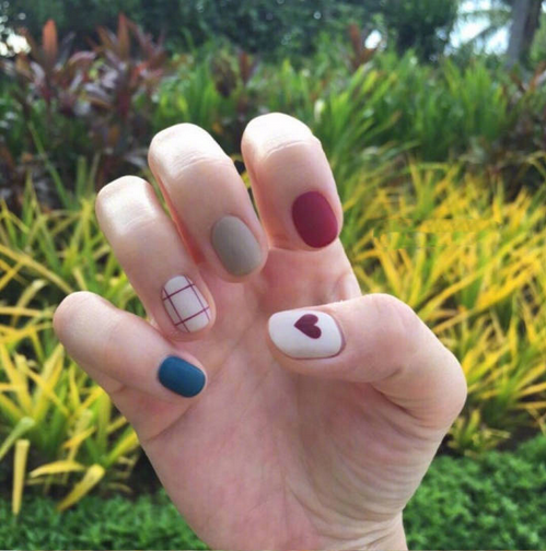 美甲图片:美甲和格子更配哦!