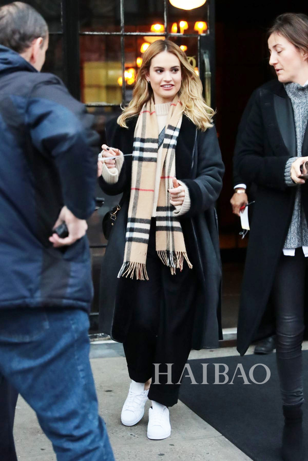 2017125գղķ˹(Lily James) ŦԼ